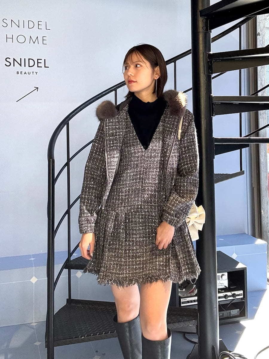 ブラック系のブーツ、グレー系のブルゾン、グレー系のワンピースを着用したレディースの冬コーディネートの2枚目の写真