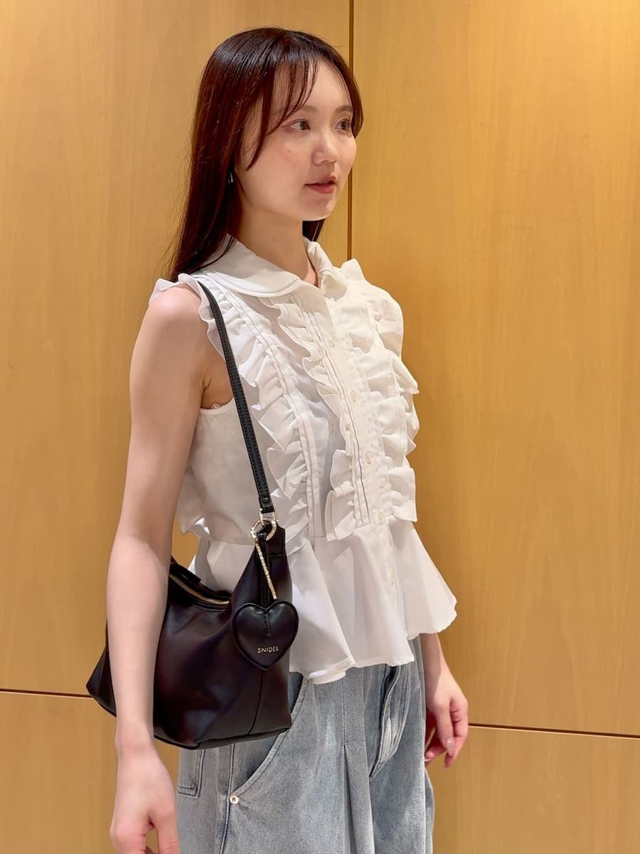 ブルー系のデニムパンツ、ブラック系のサンダル、ブラック系のショルダーバッグを着用したレディースの夏コーディネートの7枚目の写真