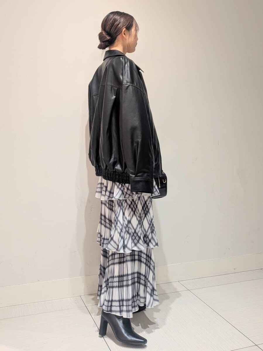 ブラック系のブルゾン、その他のワンピース、ブラック系のボストンバッグを着用したレディースの秋コーディネートの2枚目の写真