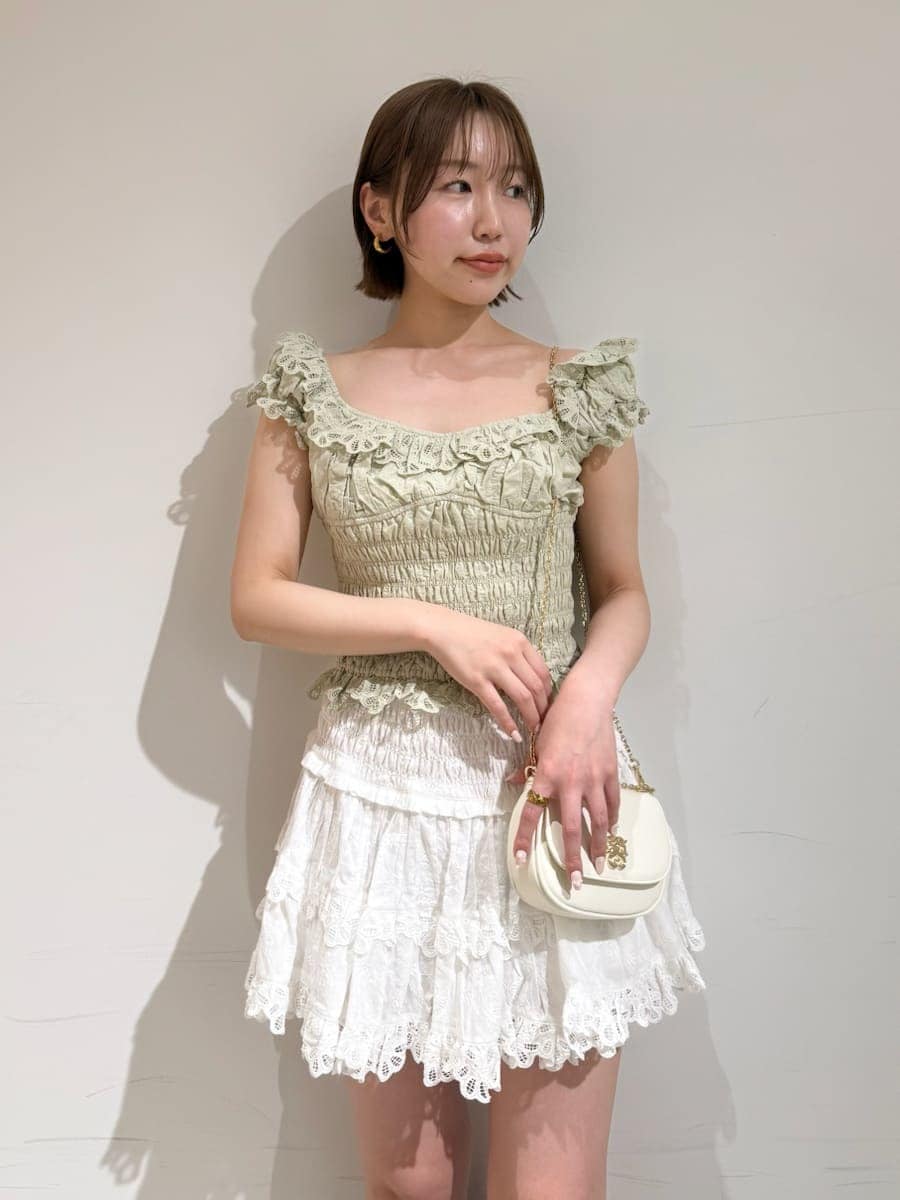 ホワイト系のその他パンツ、グリーン系のシャツ/ブラウスを着用したレディースの春コーディネートの6枚目の写真