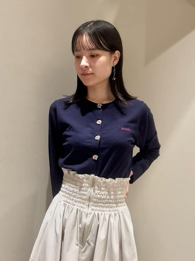 ブルー系のカーディガン/ボレロ、ホワイト系のスカート、パープル系のショルダーバッグを着用したレディースの夏コーディネートの4枚目の写真