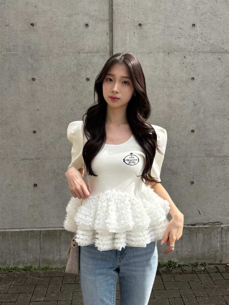 ホワイト系のニット/セーターを着用したレディースの春コーディネートの2枚目の写真