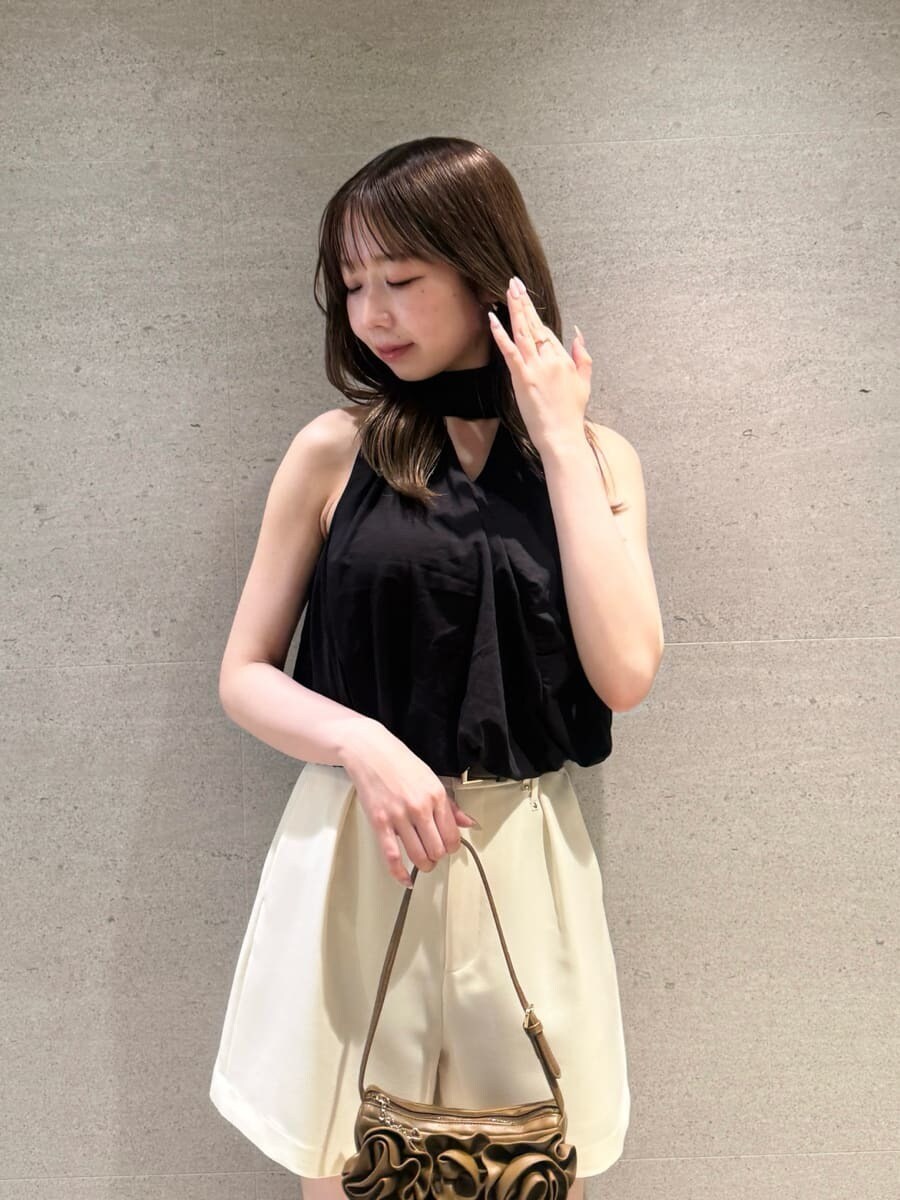 ブラウン系のハンドバッグ、ホワイト系のその他パンツ、ブラック系のTシャツ/カットソーを着用したレディースの夏コーディネートの5枚目の写真