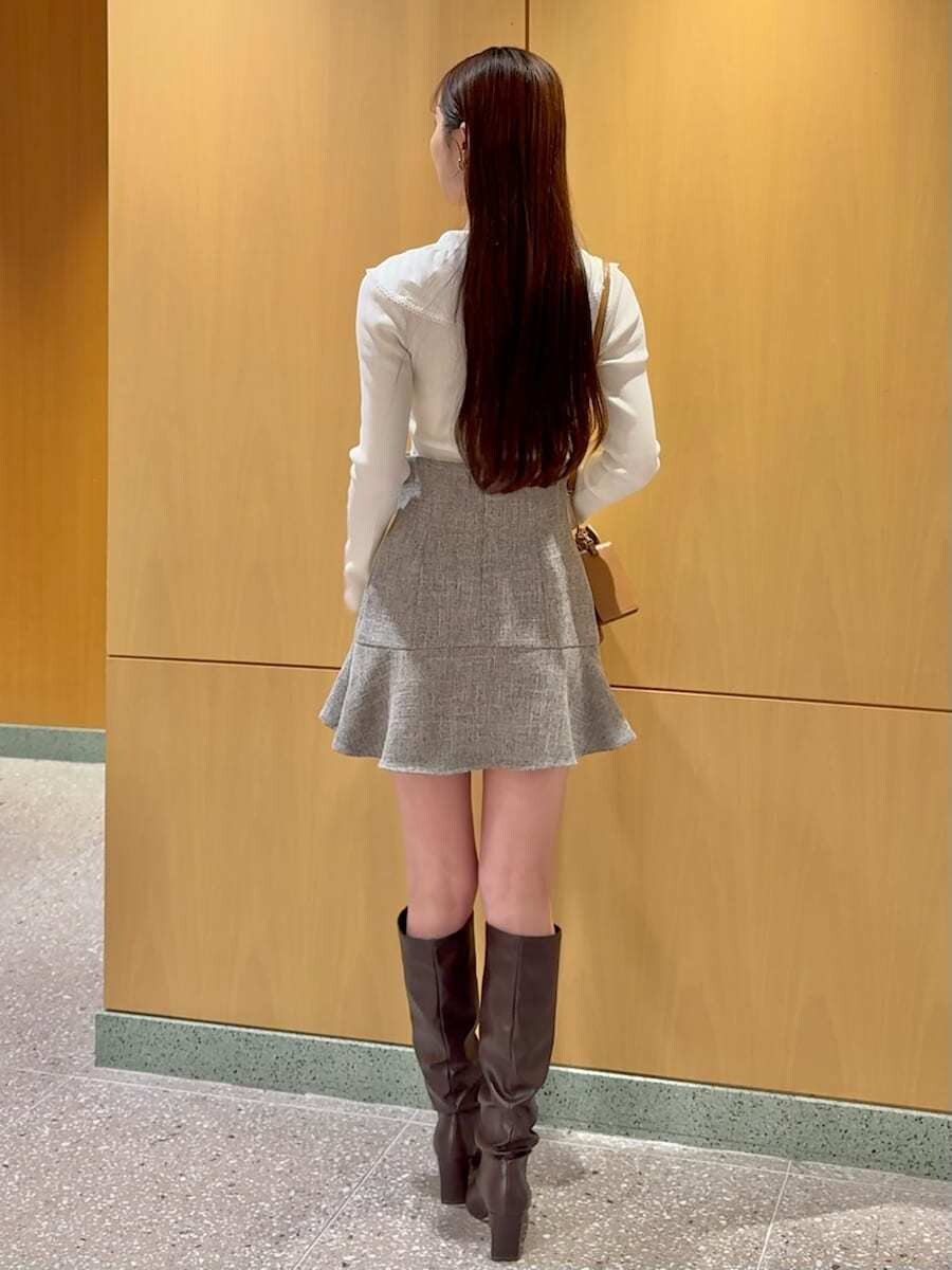 その他のその他パンツ、ホワイト系のニット/セーター、イエロー系のショルダーバッグを着用したレディースの冬コーディネートの4枚目の写真