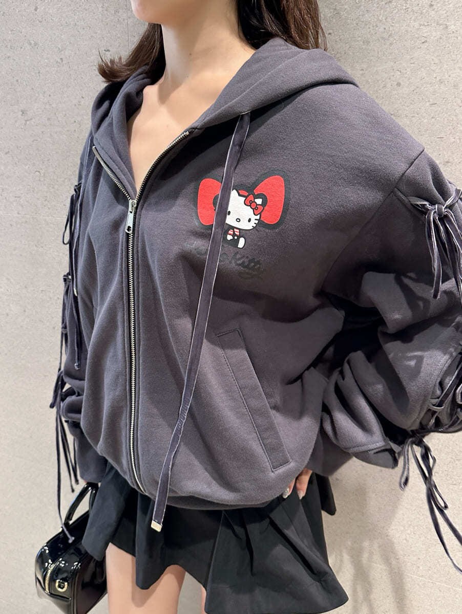 ブラック系のその他パンツ、ブラック系のボストンバッグを着用したレディースの秋コーディネートの3枚目の写真