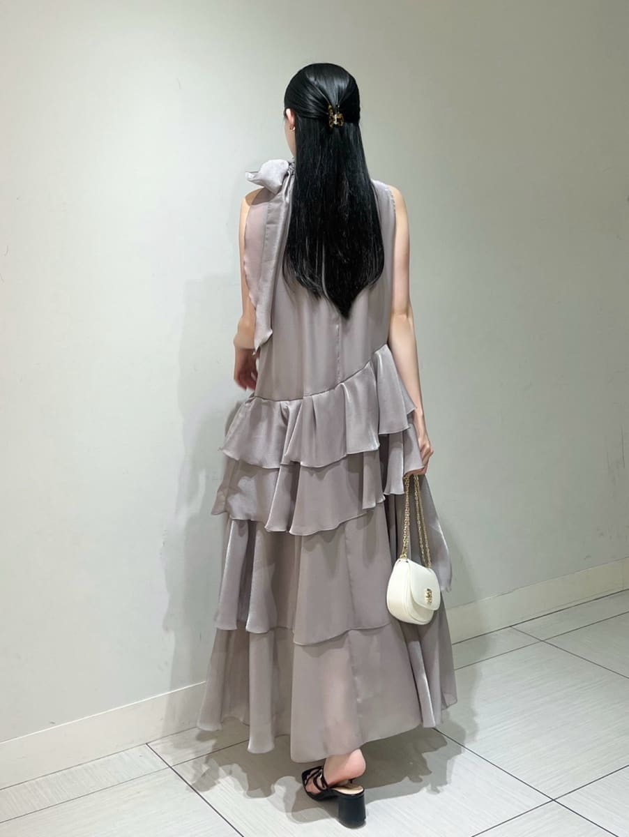 ホワイト系のショルダーバッグ、ブラック系のサンダル、グレー系のドレスを着用したレディースの夏コーディネートの2枚目の写真