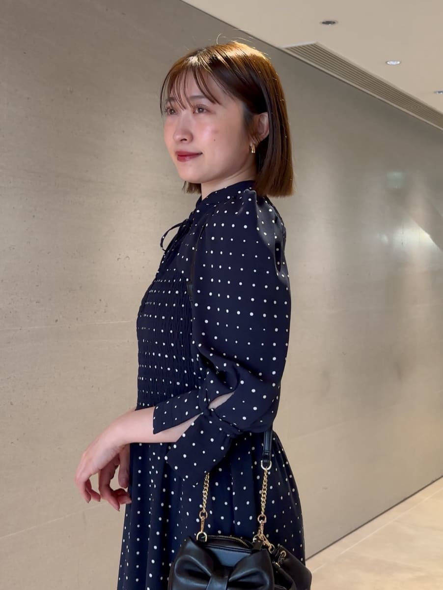 ブルー系のワンピースを着用したレディースの春コーディネートの5枚目の写真