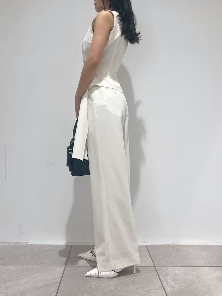 ホワイト系のテーラードジャケット、ホワイト系のスラックス、その他のパンプスを着用したレディースの冬コーディネートの7枚目の写真