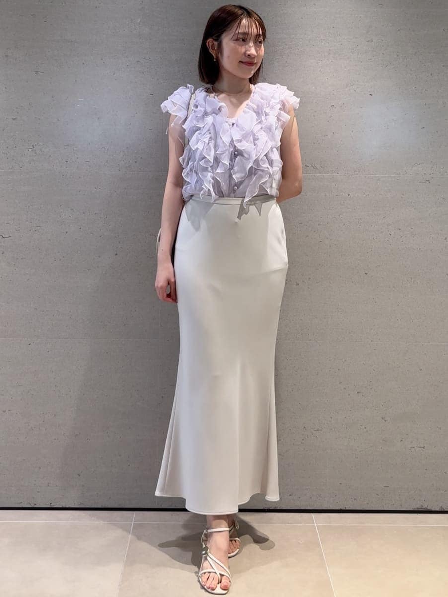 ホワイト系のスカート、パープル系のシャツ/ブラウスを着用したレディースの春コーディネートの2枚目の写真