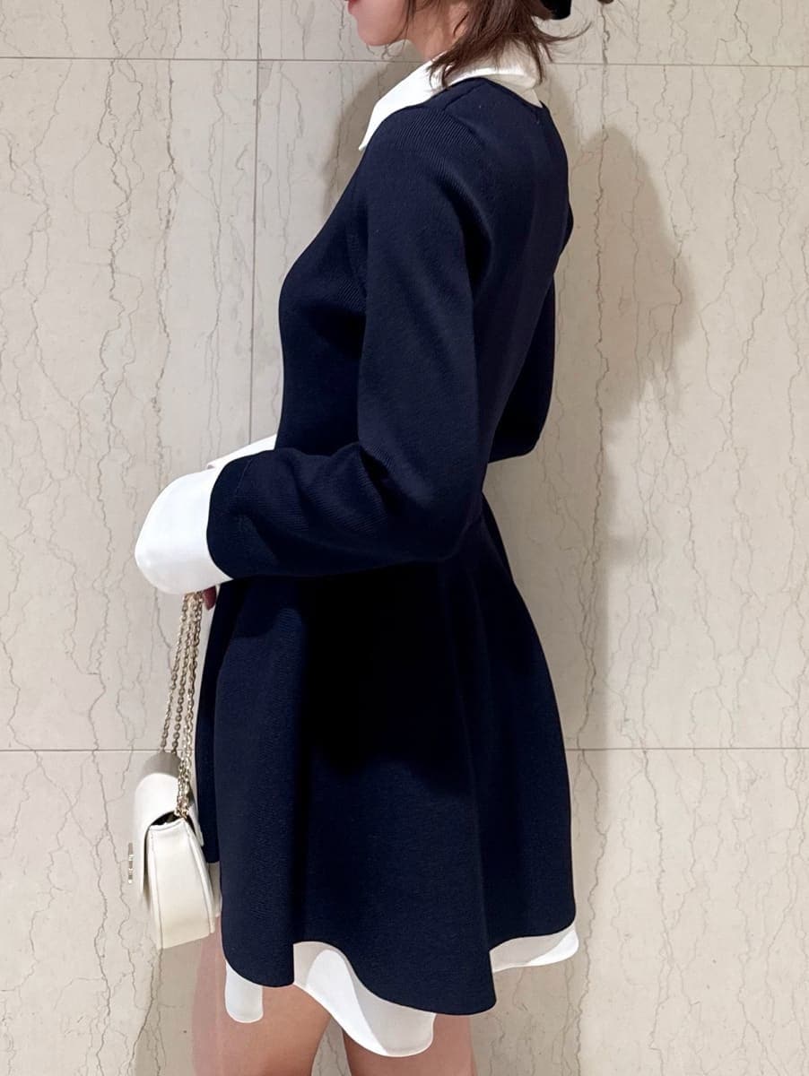 ブルー系のその他トップス、ホワイト系のショルダーバッグを着用したレディースの冬コーディネートの2枚目の写真