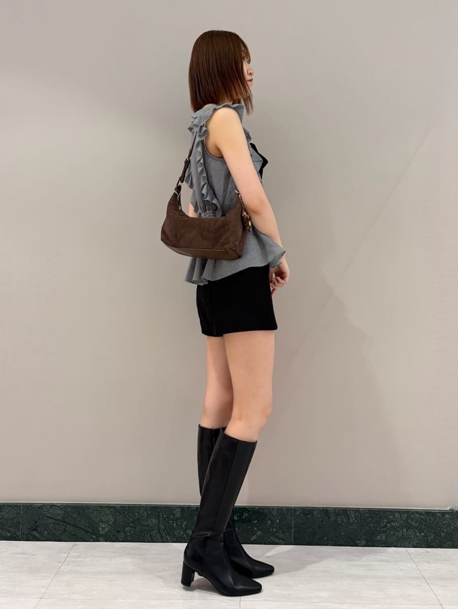 その他のシャツ/ブラウス、ブラック系のブーツ、ブラウン系のショルダーバッグを着用したレディースの夏コーディネートの4枚目の写真