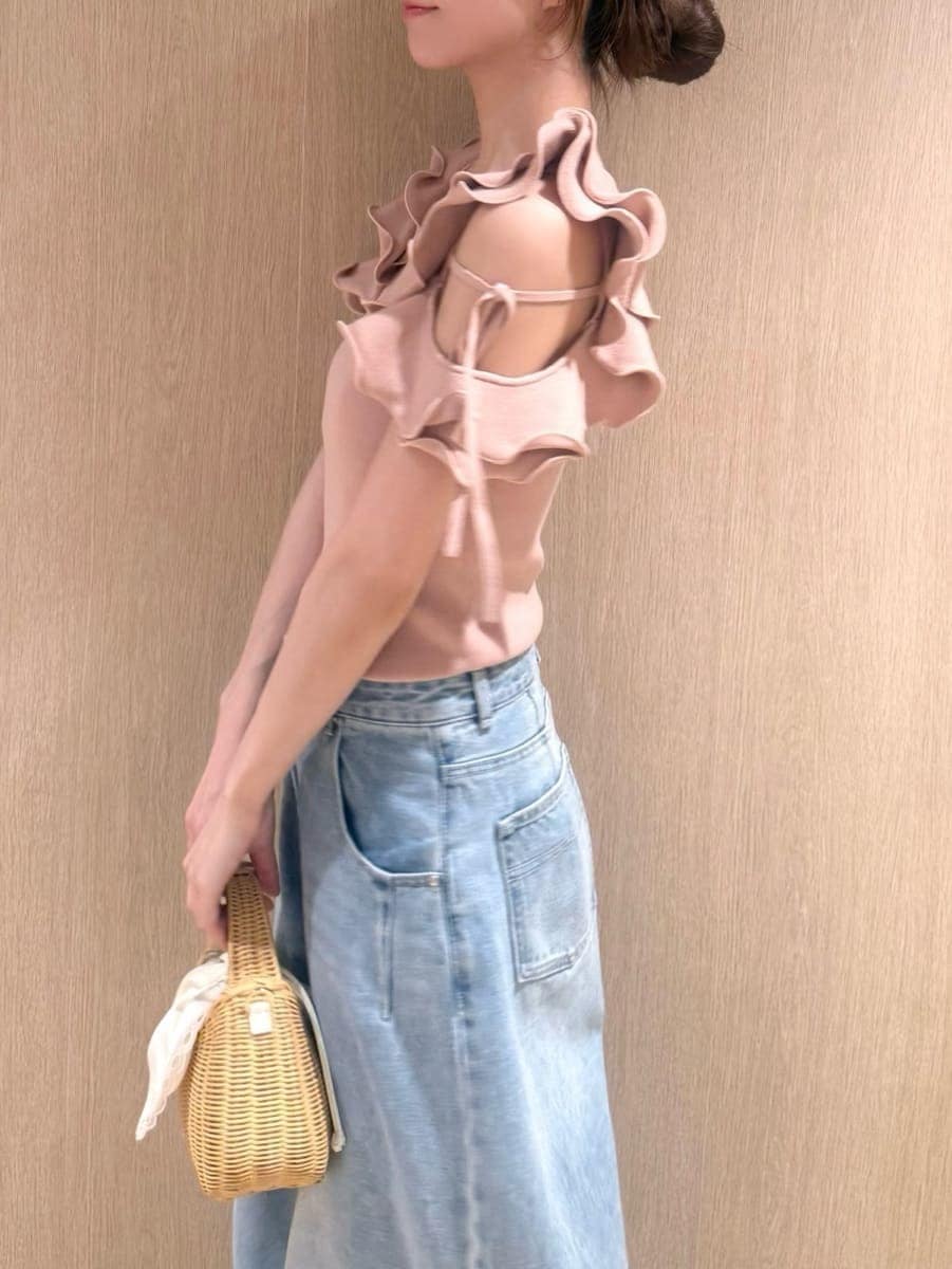 ホワイト系のかごバッグ、ブルー系のデニムパンツ、ピンク系のニット/セーターを着用したレディースの夏コーディネートの4枚目の写真