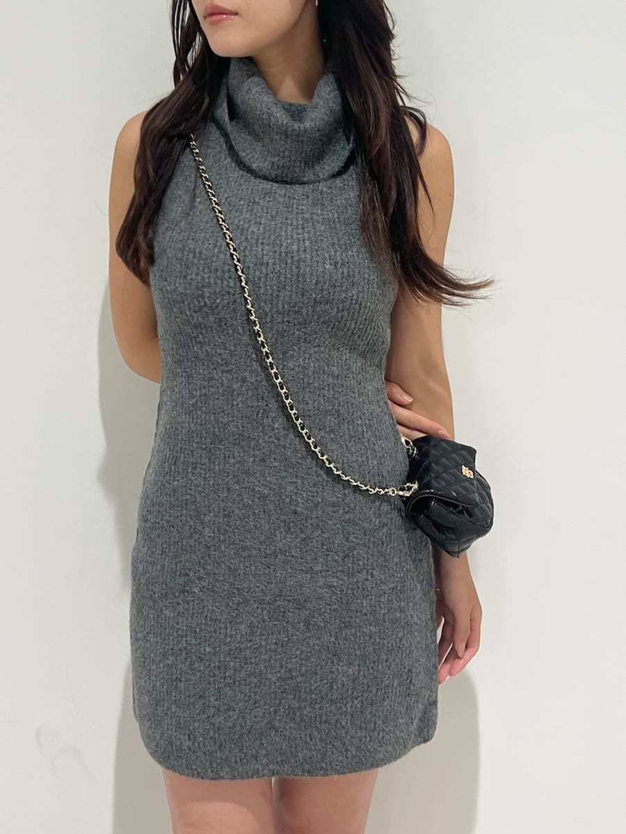 グレー系のワンピース、グレー系のカーディガン/ボレロ、ブラック系のショルダーバッグを着用したレディースの秋コーディネートの9枚目の写真