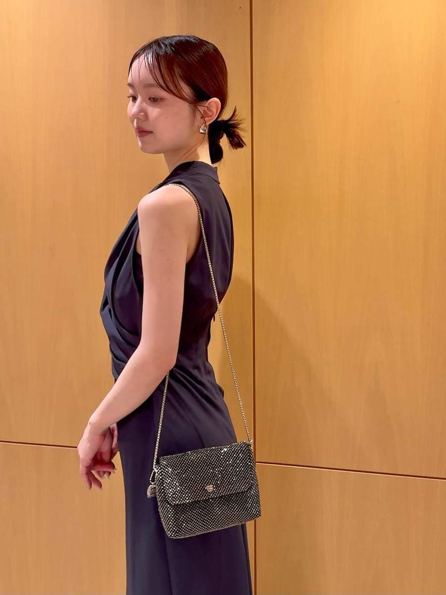 ブルー系のワンピース、ホワイト系のサンダルを着用したレディースの夏コーディネートの7枚目の写真