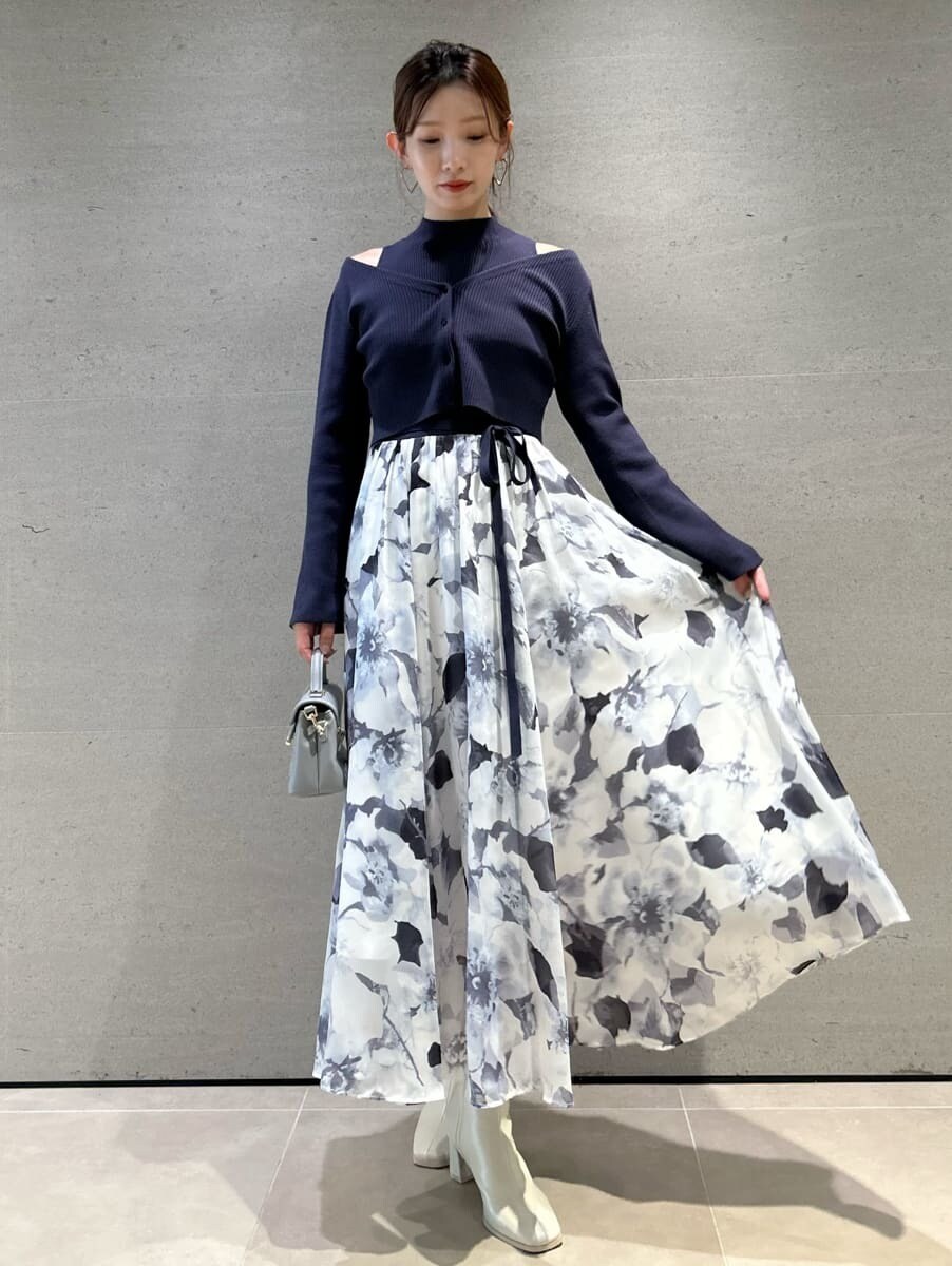 ブルー系のワンピース、ブルー系のカーディガン/ボレロ、ブルー系のショルダーバッグを着用したレディースの秋コーディネートの5枚目の写真