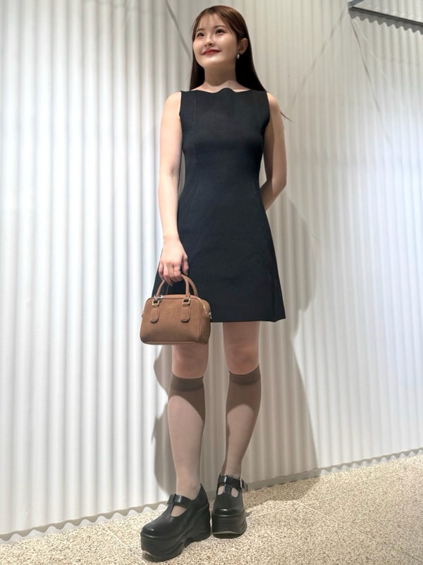 ブラック系のワンピース、ブラウン系のショルダーバッグ、ベージュ系のソックス/靴下を着用したレディースの春コーディネートの6枚目の写真