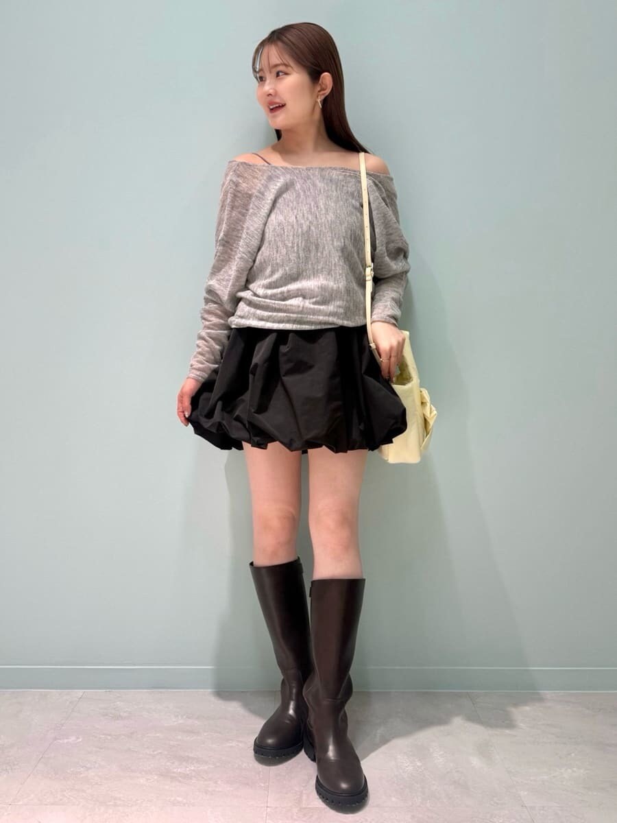 ホワイト系のブルゾン、ブラック系のその他パンツ、グレー系のニット/セーターを着用したレディースの冬コーディネートの5枚目の写真