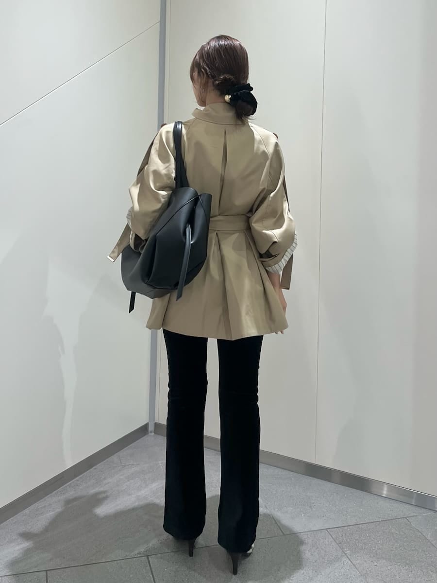 ベージュ系のトレンチコート、その他のパンプス、ブラック系のトートバッグを着用したレディースの秋コーディネートの3枚目の写真