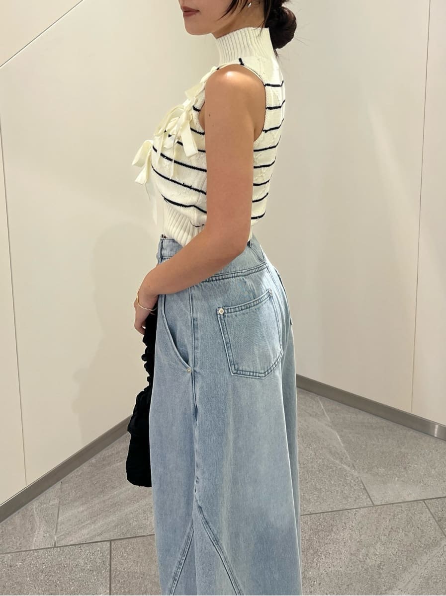 ホワイト系のサンダル、ブルー系のデニムパンツ、その他のニット/セーターを着用したレディースの夏コーディネートの5枚目の写真