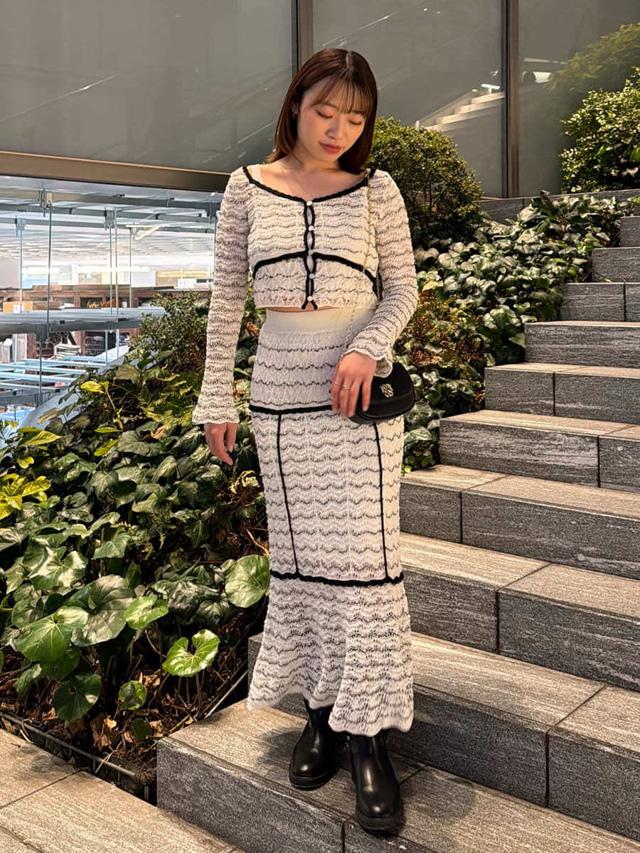 その他のスカート、その他のニット/セーター、ブラック系のショルダーバッグを着用したレディースの春コーディネートの3枚目の写真