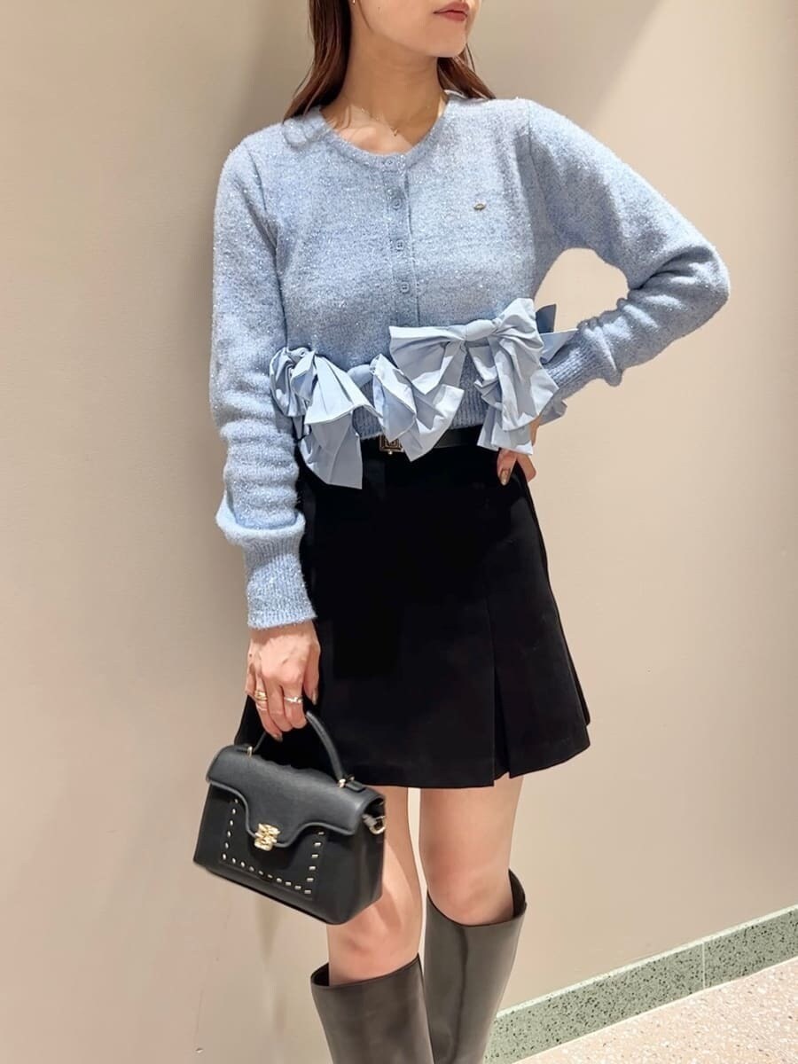 ブルー系のニット/セーター、ブラック系のスカート、ブラック系のショルダーバッグを着用したレディースの秋コーディネートの5枚目の写真