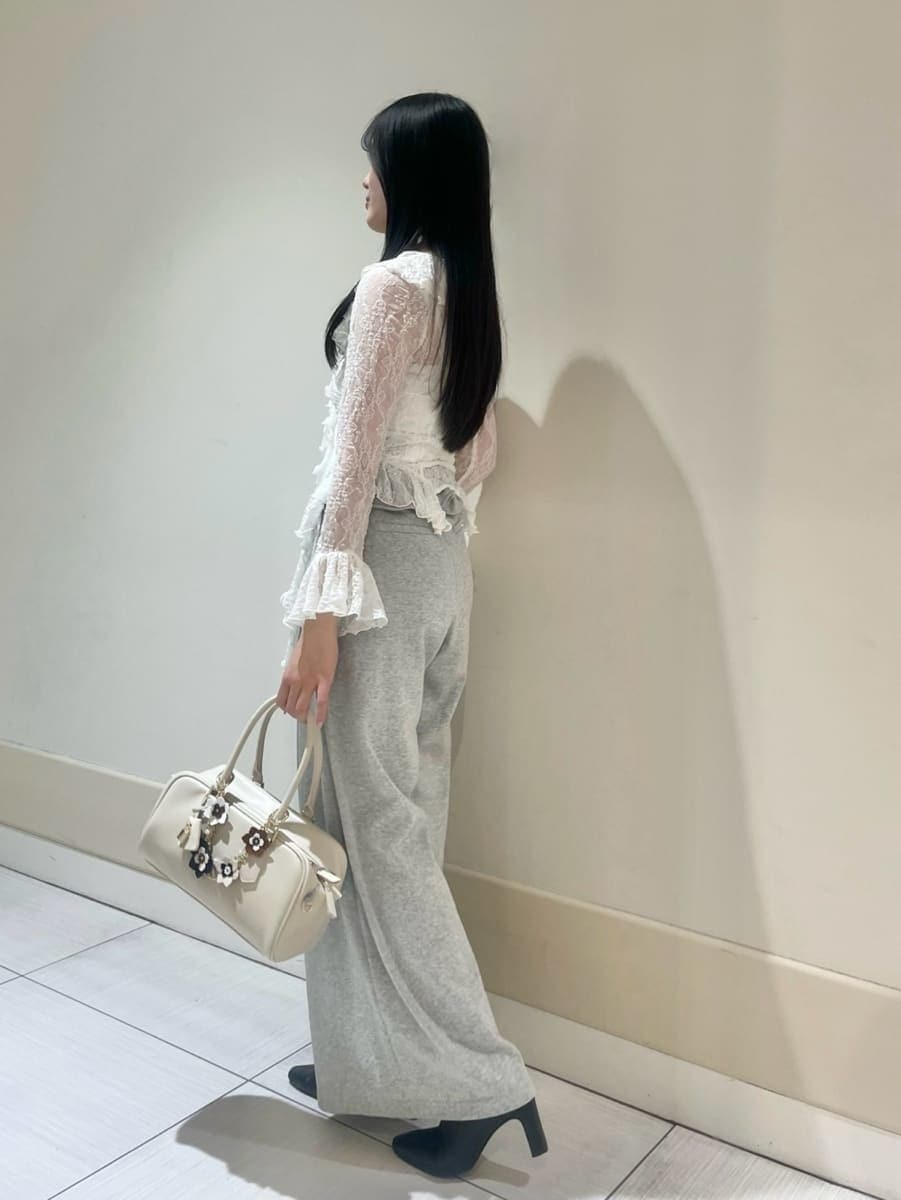 ブラック系のブーツ、ホワイト系のトレンチコート、グレー系のその他パンツを着用したレディースの冬コーディネートの8枚目の写真