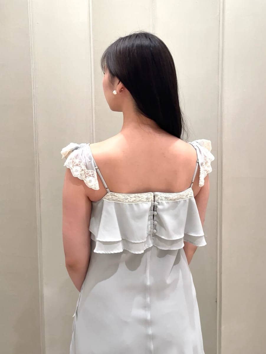 ブルー系のワンピース、その他のサンダル、ホワイト系のハンドバッグを着用したレディースの夏コーディネートの7枚目の写真