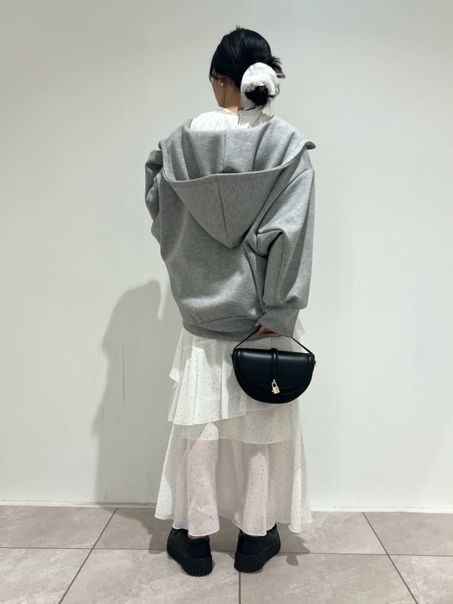 ブラック系のハンドバッグ、ブラック系のその他シューズ、その他のワンピースを着用したレディースの冬コーディネートの3枚目の写真