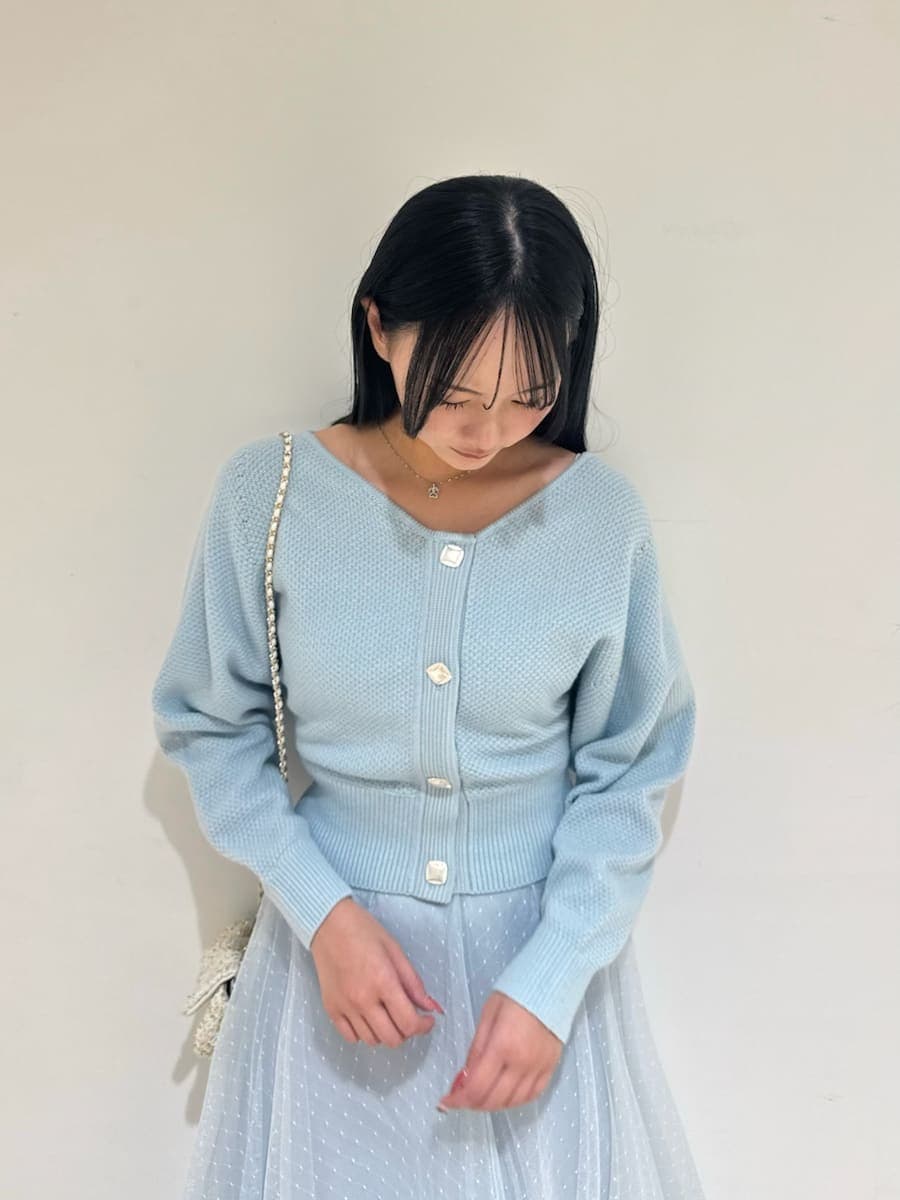 ホワイト系のショルダーバッグ、ブルー系のワンピース、ホワイト系のチェスターコートを着用したレディースの秋コーディネートの6枚目の写真