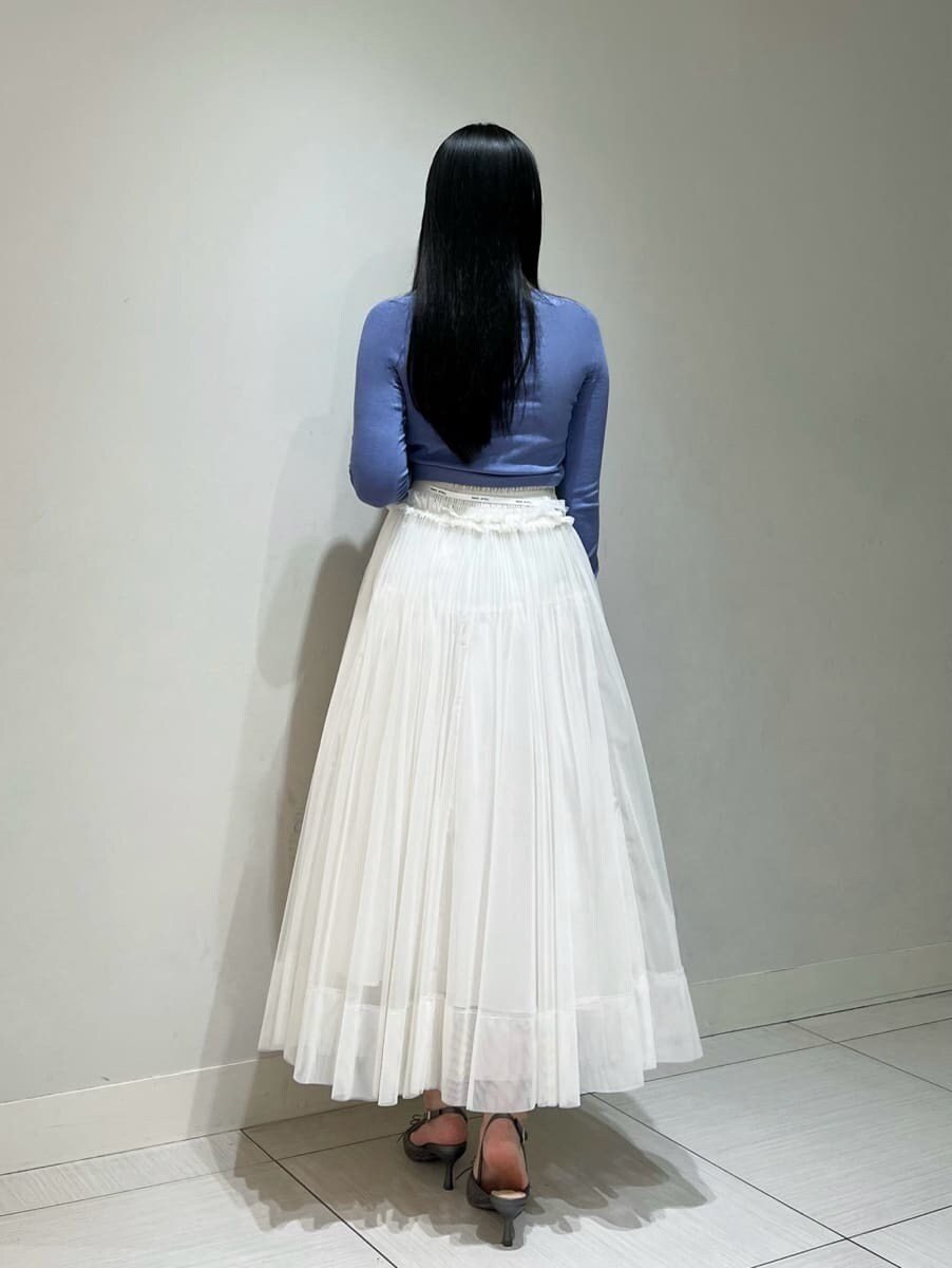 ブルー系のTシャツ/カットソー、ホワイト系のスカート、ブラック系のショルダーバッグを着用したレディースの夏コーディネートの3枚目の写真