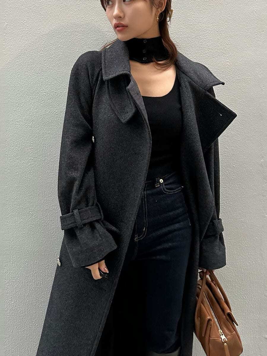 グレー系のブーツ、ブルー系のその他パンツ、グレー系のチェスターコートを着用したレディースの秋コーディネートの9枚目の写真