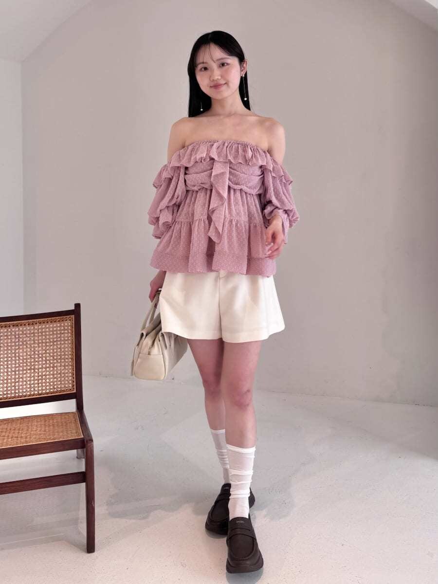 ブラック系のローファー、ホワイト系のその他パンツ、ピンク系のシャツ/ブラウスを着用したレディースの春コーディネートの2枚目の写真