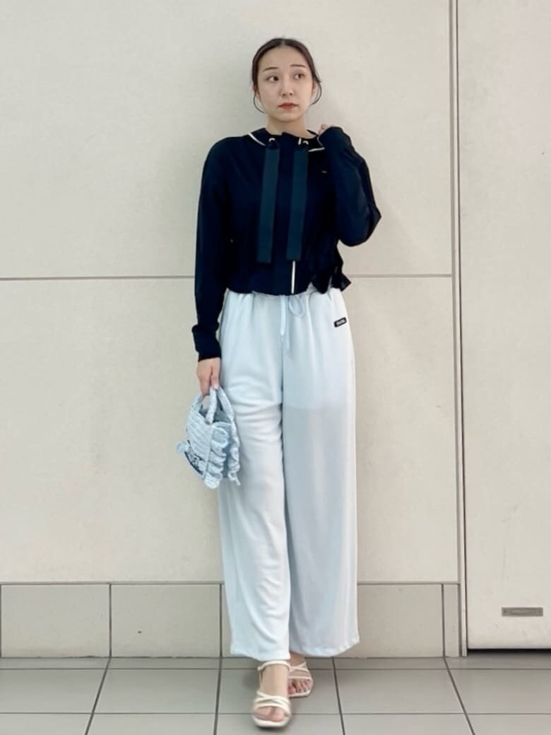 ブルー系のその他パンツ、ブルー系のショルダーバッグ、ブラック系のパーカーを着用したレディースの春コーディネートの2枚目の写真