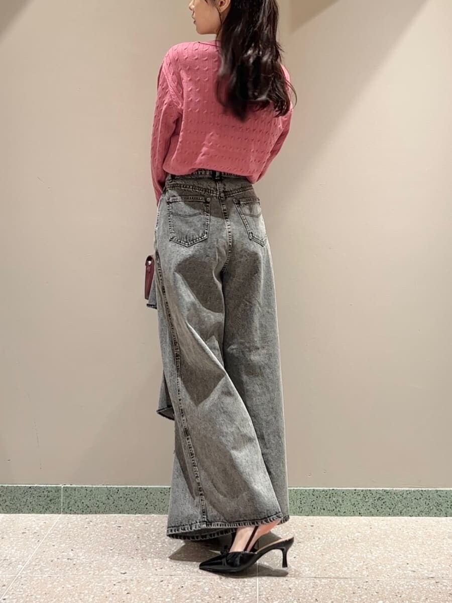 ピンク系のニット/セーター、グレー系のデニムパンツ、ブラウン系のショルダーバッグを着用したレディースの秋コーディネートの4枚目の写真