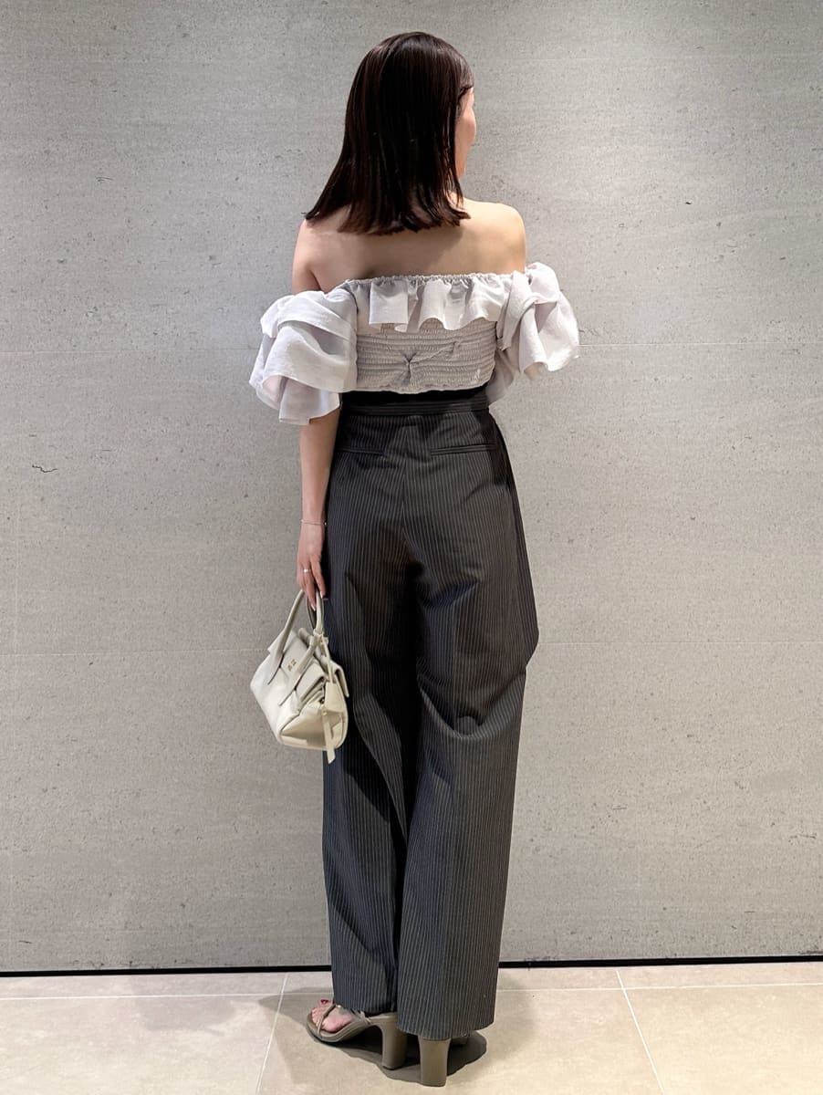 グレー系のその他パンツ、グレー系のシャツ/ブラウスを着用したレディースの春コーディネートの3枚目の写真