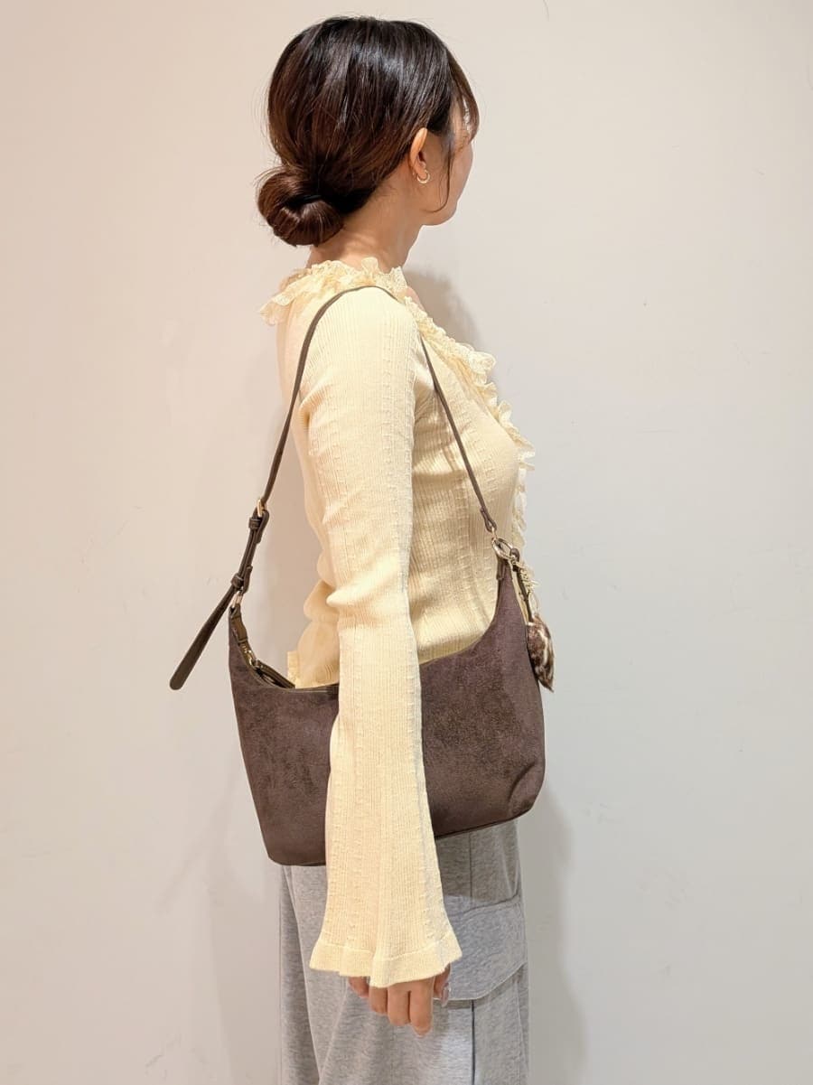 グレー系のその他パンツ、イエロー系のニット/セーター、ブラック系のサンダルを着用したレディースの夏コーディネートの4枚目の写真