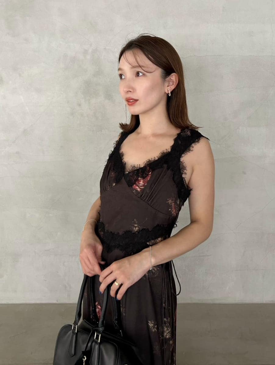 ベージュ系のブルゾン、ブラック系のワンピース、ブラック系のボストンバッグを着用したレディースの冬コーディネートの4枚目の写真