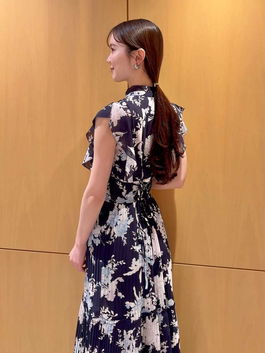 ブルー系のワンピース、ホワイト系のカーディガン/ボレロ、ホワイト系のショルダーバッグを着用したレディースの春コーディネートの5枚目の写真