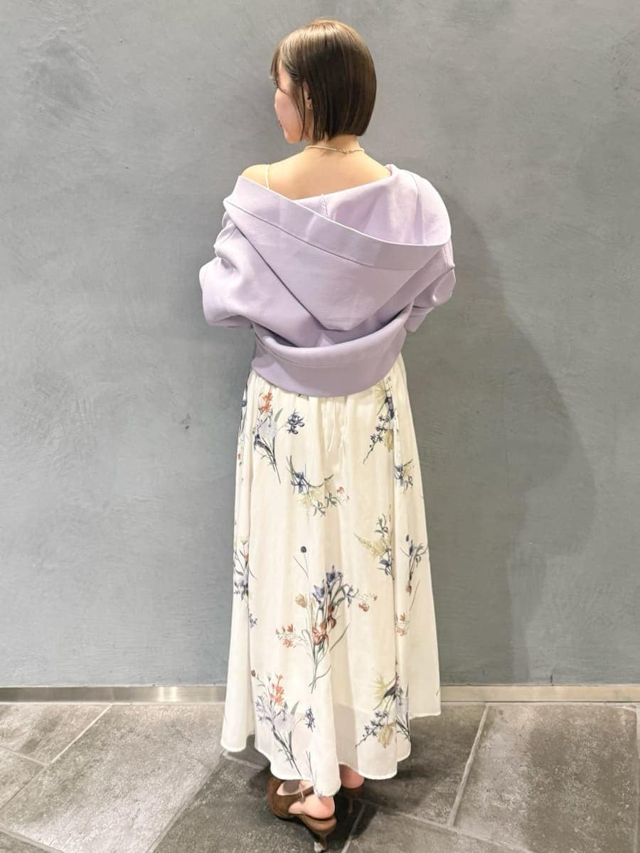 パープル系のパーカー、ホワイト系のワンピース、ブラウン系のパンプスを着用したレディースの冬コーディネートの9枚目の写真