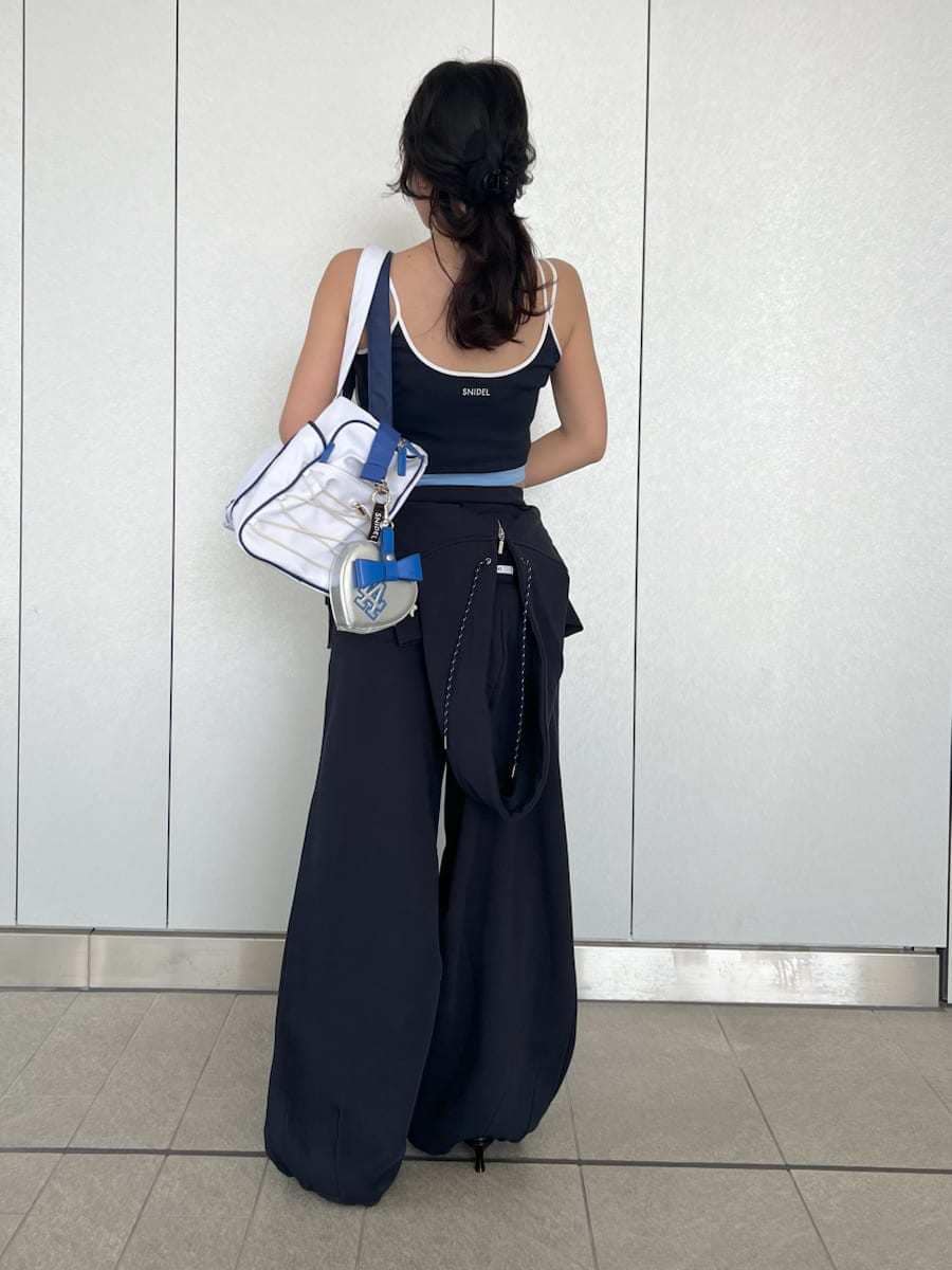 ブルー系のその他パンツ、ブルー系のパーカー、ブルー系のキャミソールを着用したレディースの春コーディネートの6枚目の写真