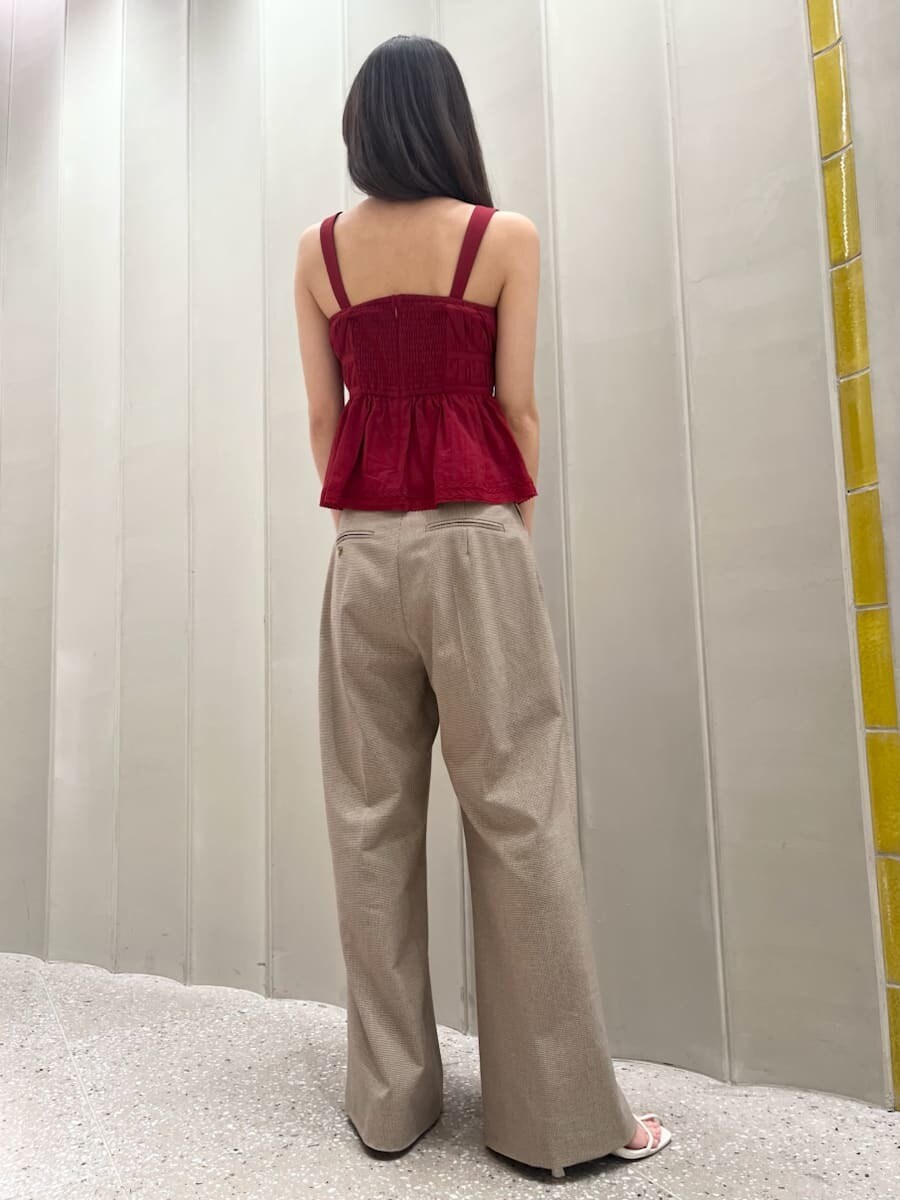 レッド系のシャツ/ブラウス、その他のその他パンツ、ホワイト系のサンダルを着用したレディースの夏コーディネートの3枚目の写真