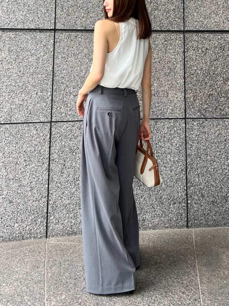 ホワイト系のシャツ/ブラウス、グレー系のその他パンツ、イエロー系のボストンバッグを着用したレディースの夏コーディネートの6枚目の写真