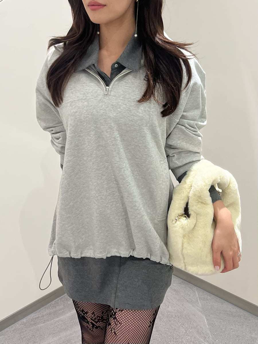 グレー系のワンピース、グレー系のTシャツ/カットソー、ブラック系のブーツを着用したレディースの秋コーディネートの5枚目の写真