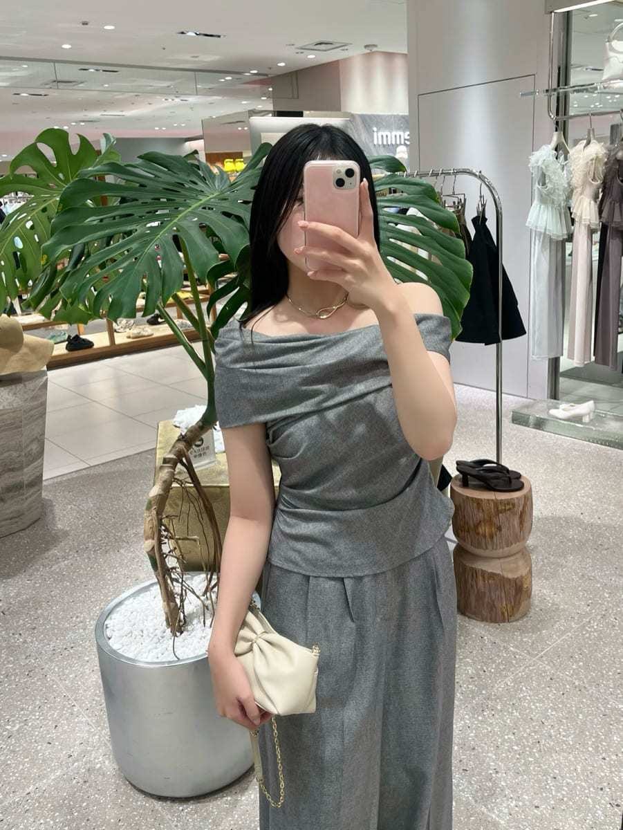 グレー系のその他パンツ、ブラック系のサンダルを着用したレディースの春コーディネートの6枚目の写真