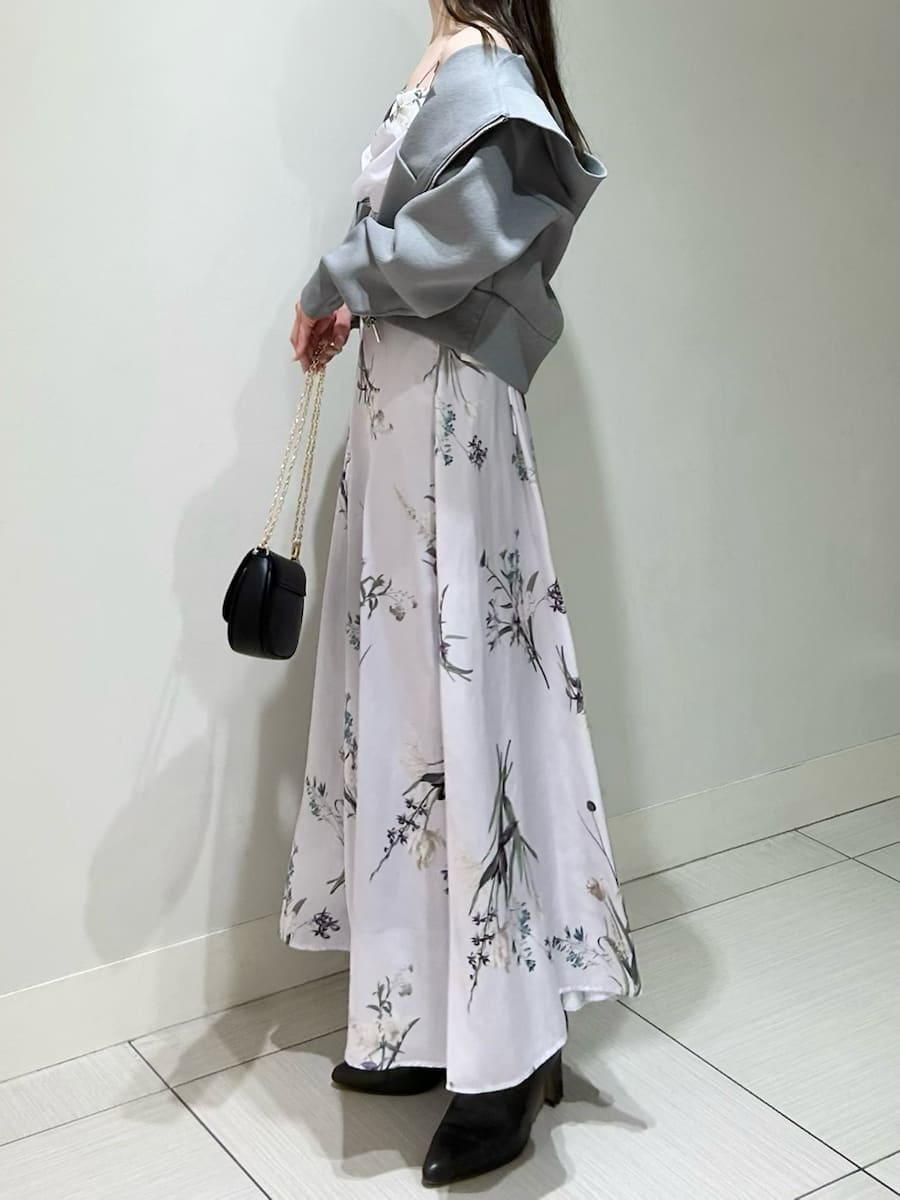 グレー系のブーツ、グレー系のパーカー、パープル系のワンピースを着用したレディースの春コーディネートの3枚目の写真