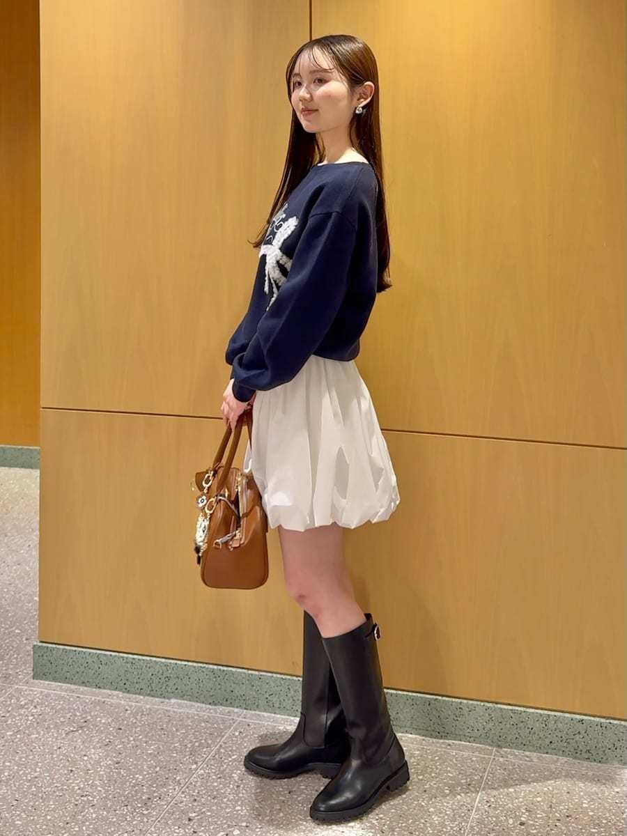 ホワイト系のその他パンツ、ブルー系のニット/セーター、イエロー系のボストンバッグを着用したレディースの冬コーディネートの3枚目の写真