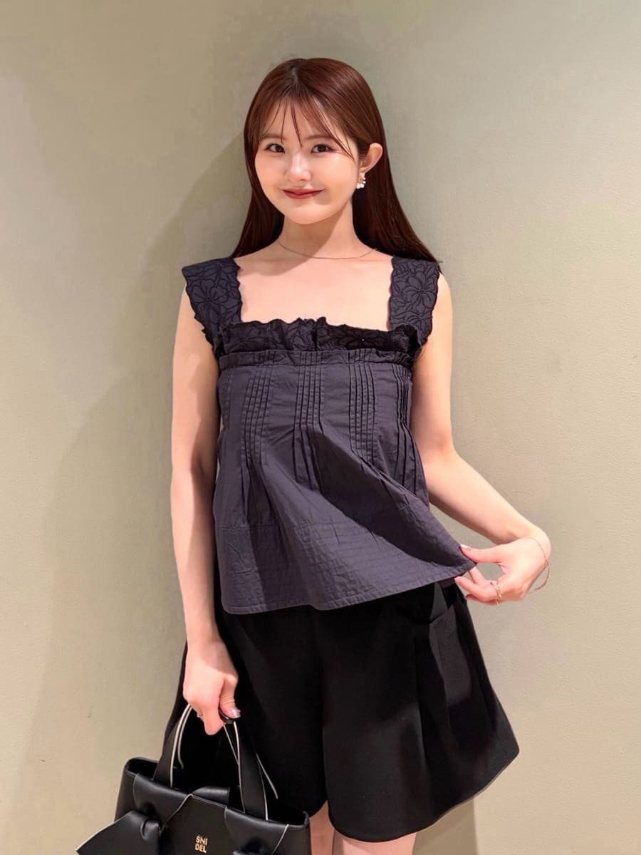 ブラック系のその他パンツ、ブルー系のシャツ/ブラウス、ブラック系のハンドバッグを着用したレディースの春コーディネートの4枚目の写真