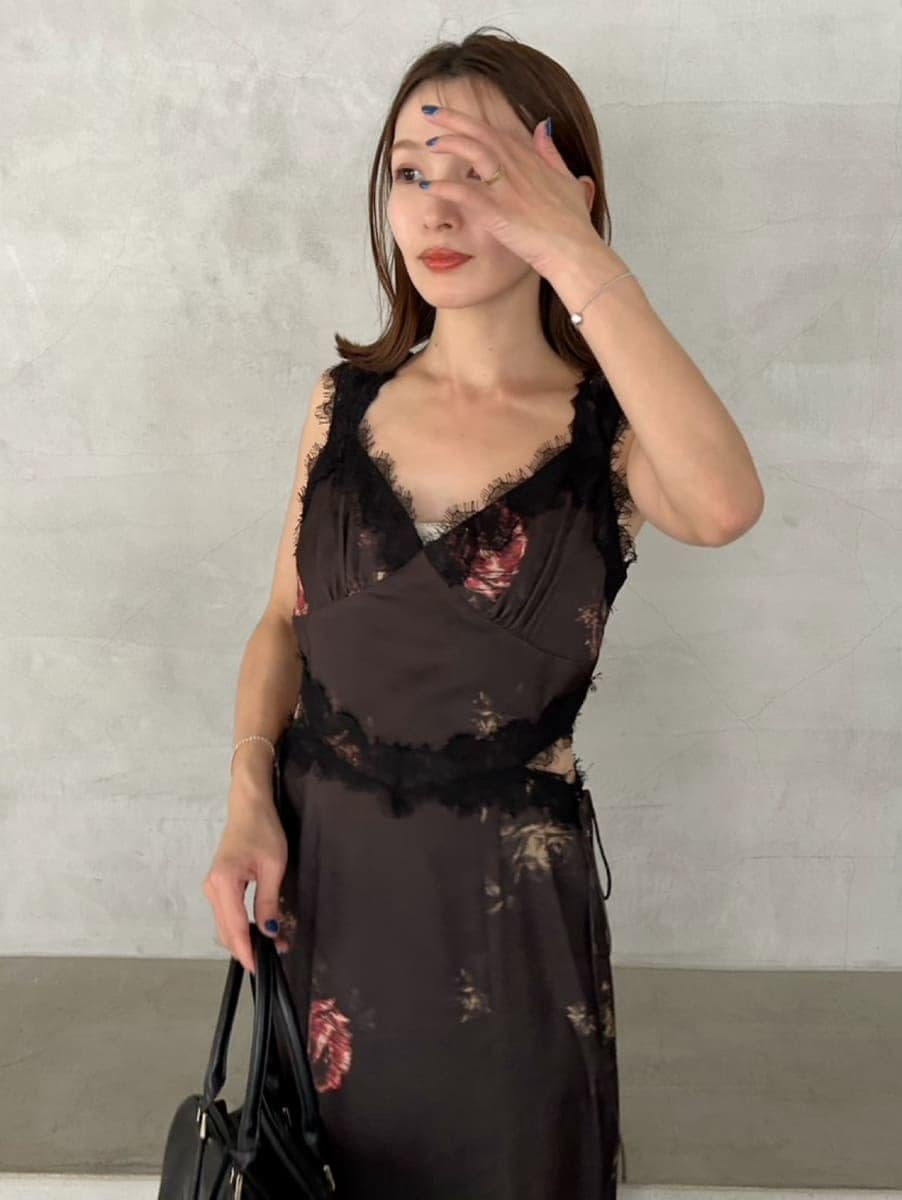 ベージュ系のブルゾン、ブラック系のワンピース、ブラック系のボストンバッグを着用したレディースの冬コーディネートの3枚目の写真