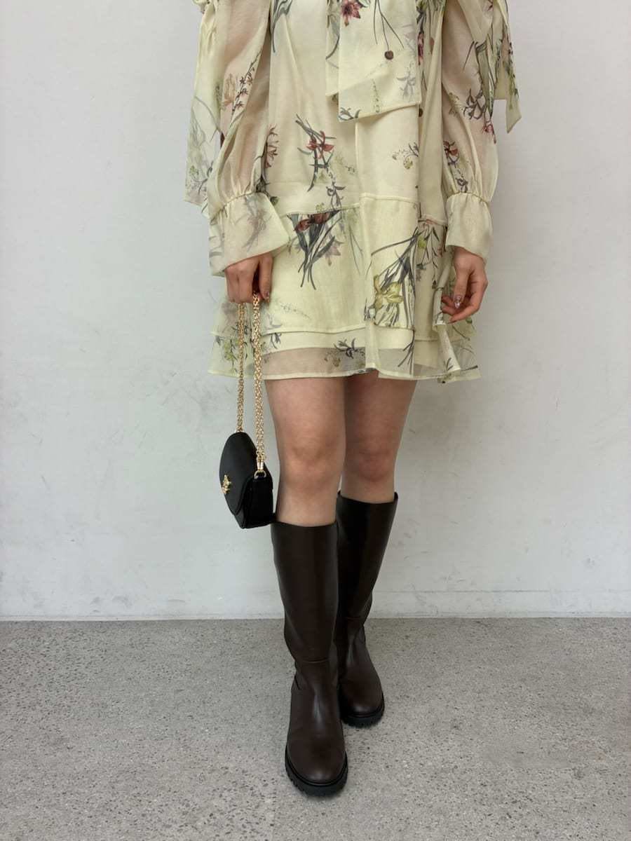 ブラウン系のブルゾン、イエロー系のワンピース、ブラック系のショルダーバッグを着用したレディースの冬コーディネートの6枚目の写真