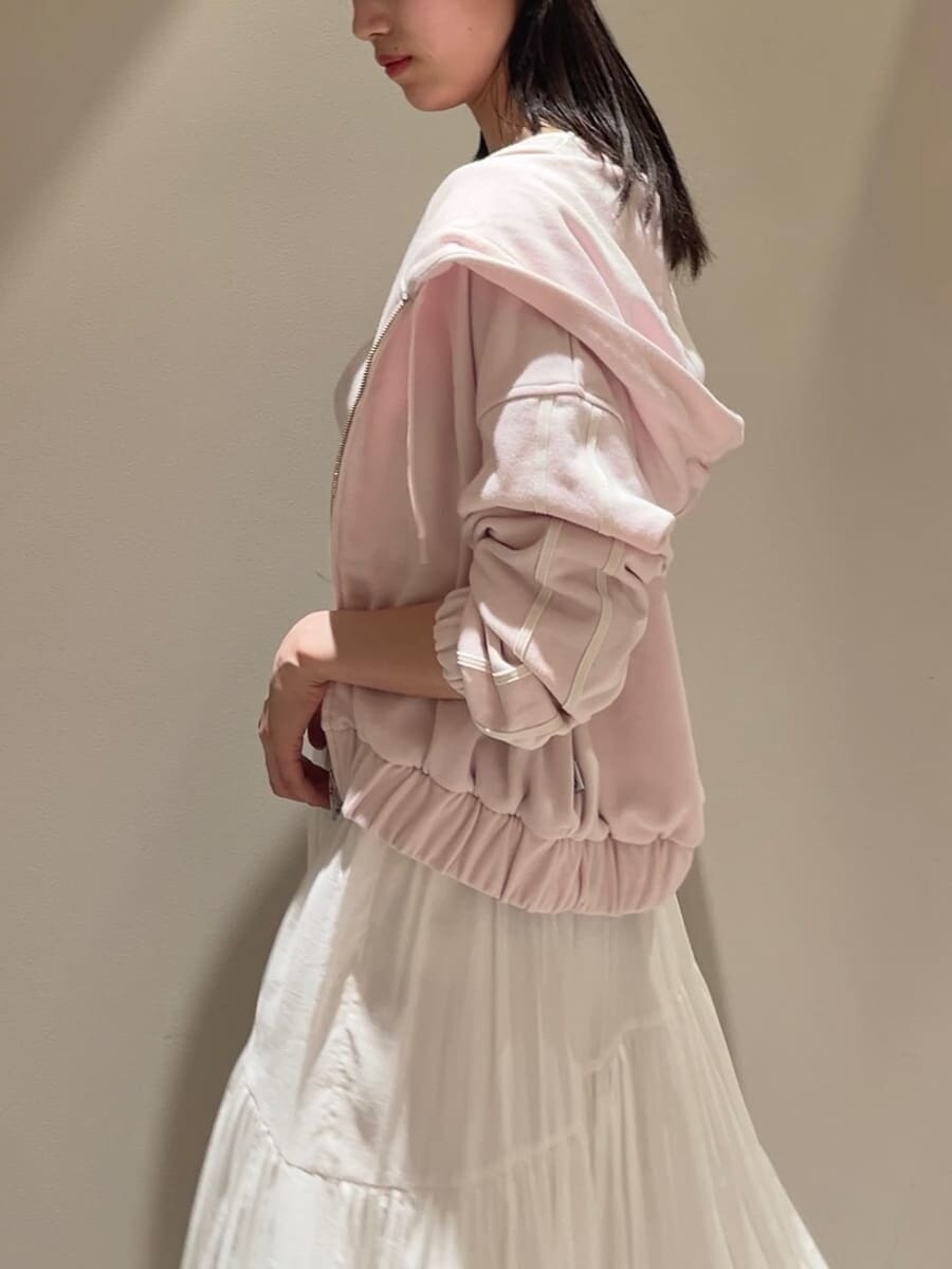 ピンク系のパーカー、ピンク系のタンクトップ、ホワイト系のスカートを着用したレディースの夏コーディネートの4枚目の写真